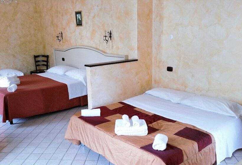 جناح مطلّ علي حمام السباحة, Agriturismo La Rocca Dei Briganti