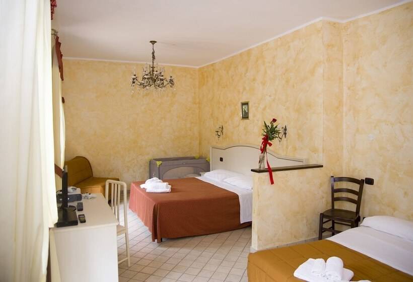 جناح مطلّ علي حمام السباحة, Agriturismo La Rocca Dei Briganti