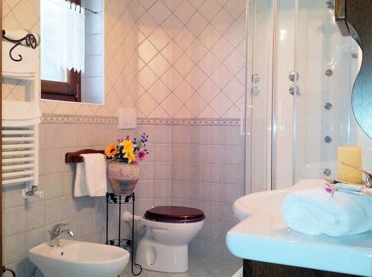 جناح مطلّ علي حمام السباحة, Agriturismo La Rocca Dei Briganti