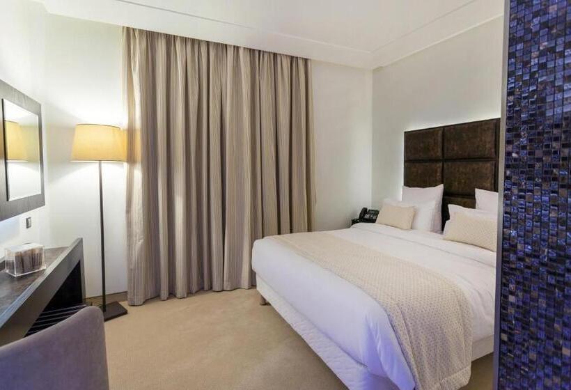 اتاق سوپریور, Business