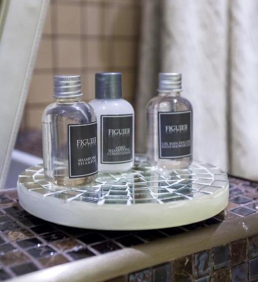 سوییت لوکس, Business