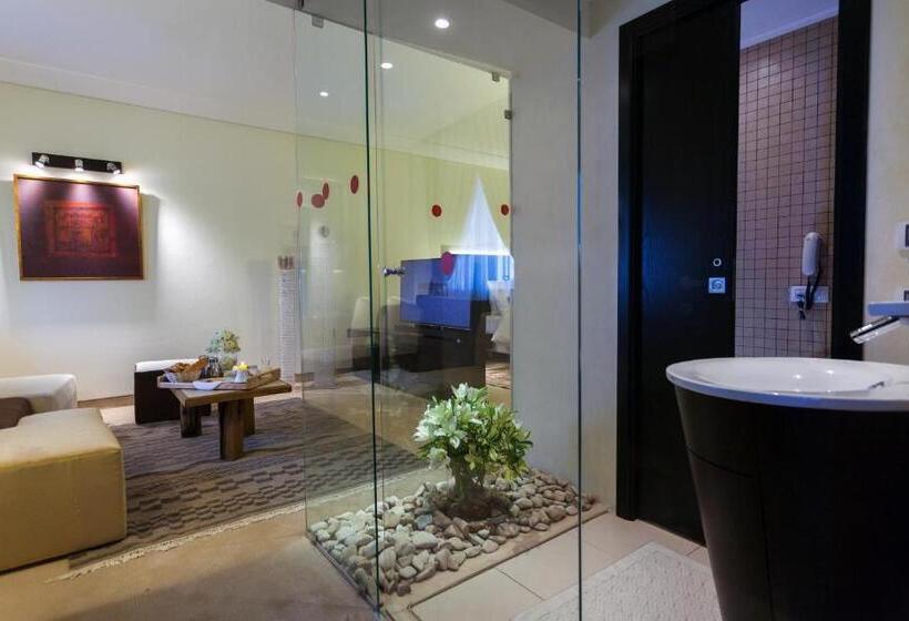 سوییت لوکس, Business