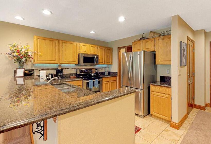 منزل غرفتين نوم, Etta Place Too 106