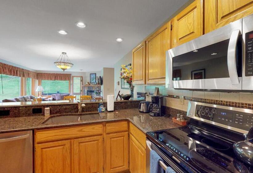 منزل غرفتين نوم, Etta Place Too 106