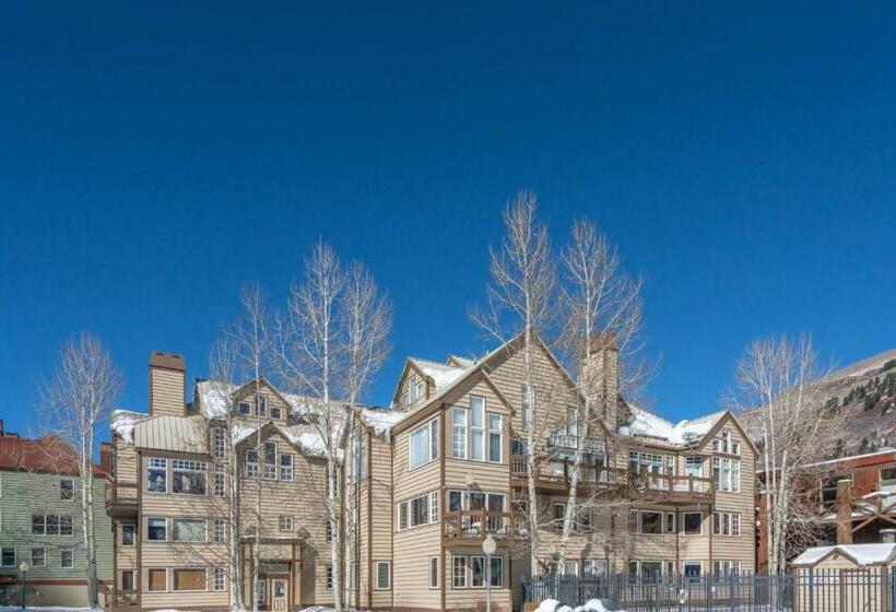 منزل غرفتين نوم, Etta Place Too 106