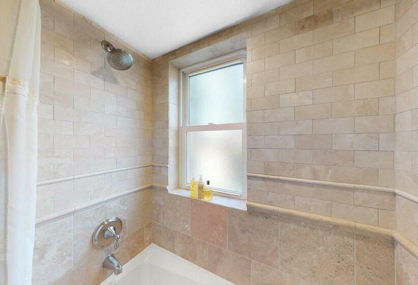 منزل غرفتين نوم, Etta Place Too 106