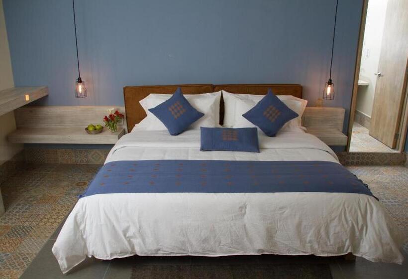 스탠다드 룸 킹사이즈 침대, Helverica