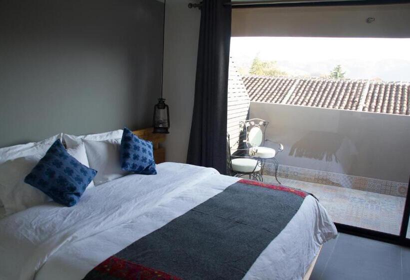 스탠다드 룸 킹사이즈 침대, Helverica