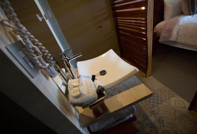 스탠다드 룸 킹사이즈 침대, Helverica