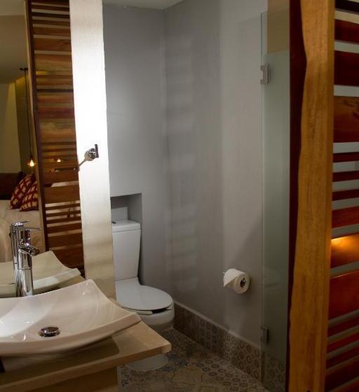 스탠다드 룸 킹사이즈 침대, Helverica