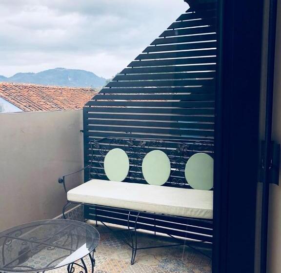 디럭스 룸, Helverica