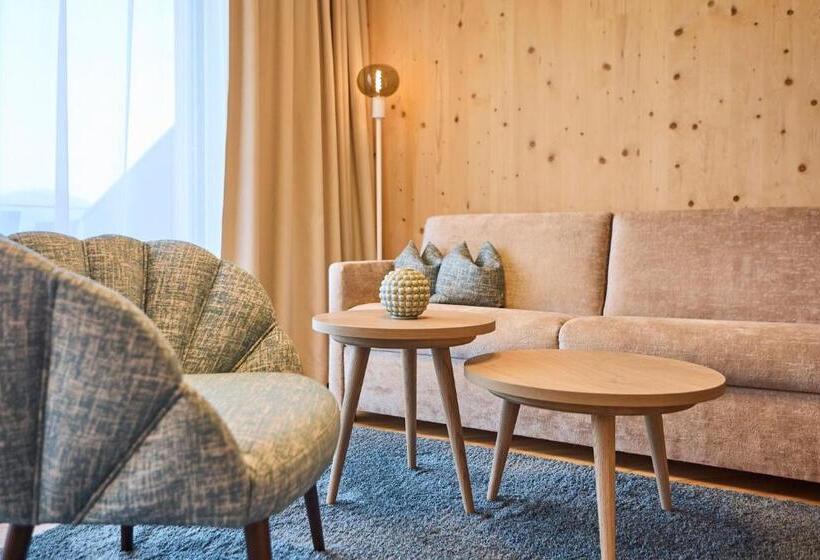 1 Bedroom Apartment Lake View, Hermitage Vital