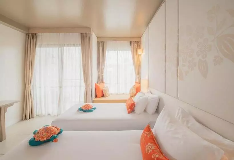 プールの見えるスーペリアルーム, Proud Phuket, Naiyang Beach