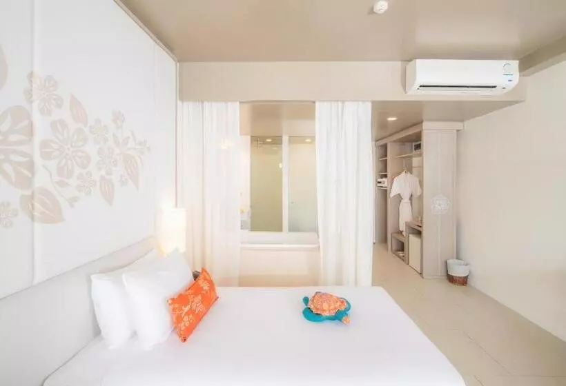 プールの見えるスーペリアルーム, Proud Phuket, Naiyang Beach