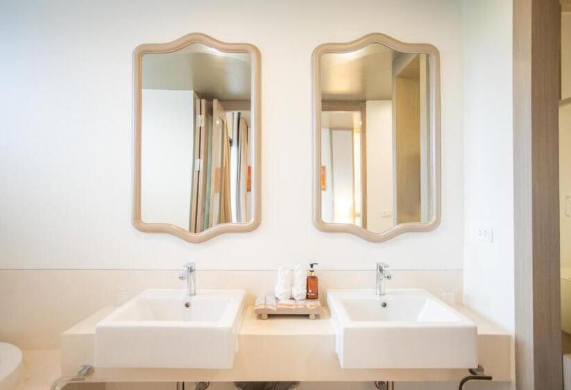 带泳池观景的豪华房, Proud Phuket, Naiyang Beach