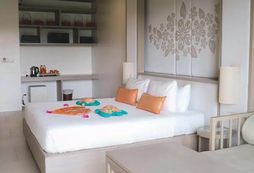 プールの見えるデラックスルーム, Proud Phuket, Naiyang Beach