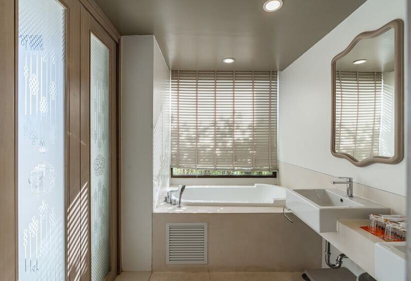 带泳池观景的豪华房, Proud Phuket, Naiyang Beach