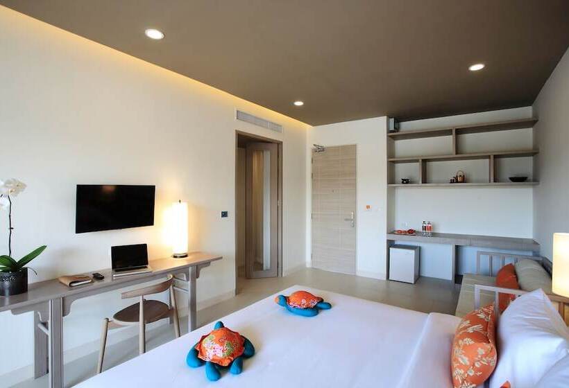 اتاق لوکس با چشم‌انداز استخر, Proud Phuket, Naiyang Beach