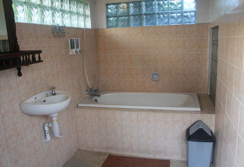 ファミリールーム, Suji Bungalow