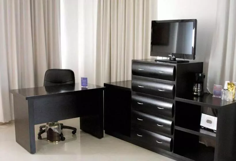 Basic Kolmen Hengen Huone, Baez Paraiso