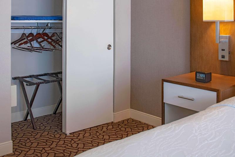 מיטת קינג בסוויטה, Hilton Garden Inn Downtown Dallas