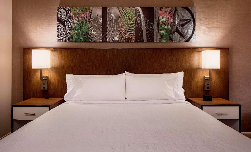 חדר סטנדרט עם מיטת קינג, Hilton Garden Inn Downtown Dallas
