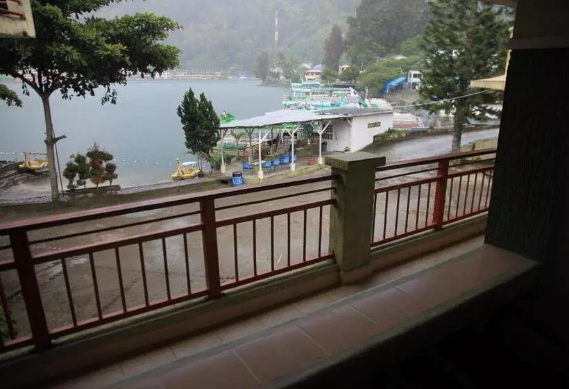 デラックスの４人部屋, Pandu Lakeside Hotel Parapat