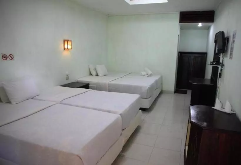 デラックスの４人部屋, Pandu Lakeside Hotel Parapat