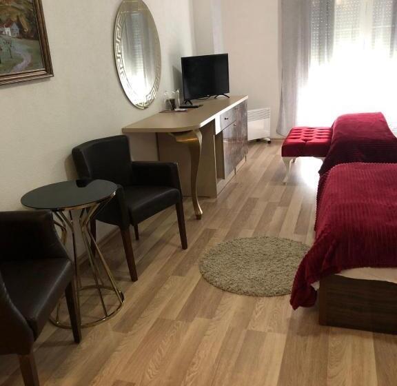 اتاق استاندارد سه نفره, Royal