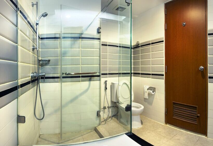 Chambre Standard, Thamrongin