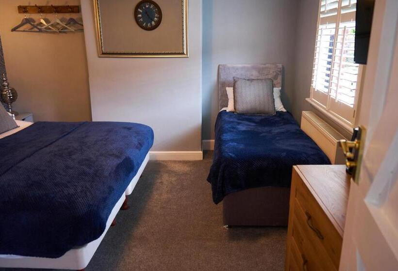 غرفة قياسية ثلاثية, The Coachmakers Arms