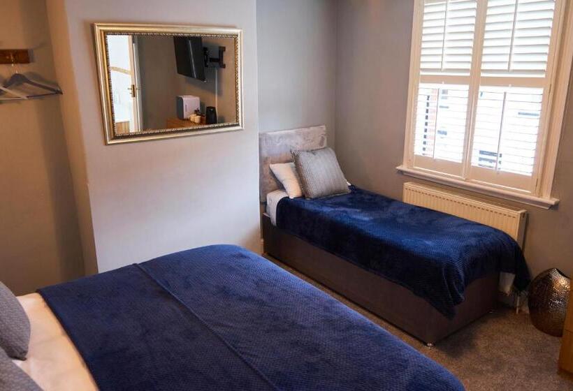 غرفة قياسية ثلاثية, The Coachmakers Arms