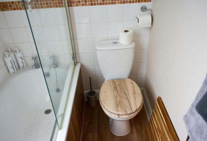 غرفة قياسية ثلاثية, The Coachmakers Arms