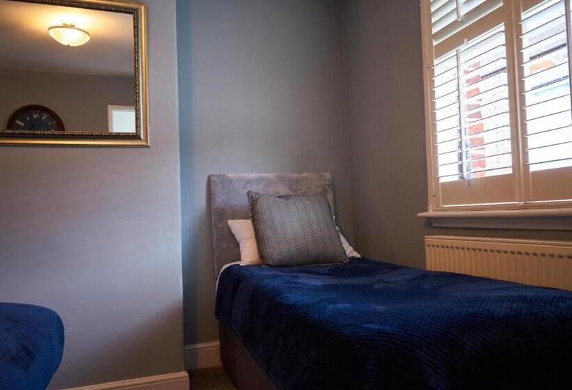 غرفة قياسية ثلاثية, The Coachmakers Arms