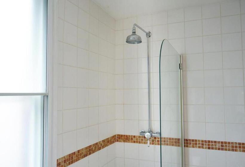 غرفة قياسية ثلاثية, The Coachmakers Arms