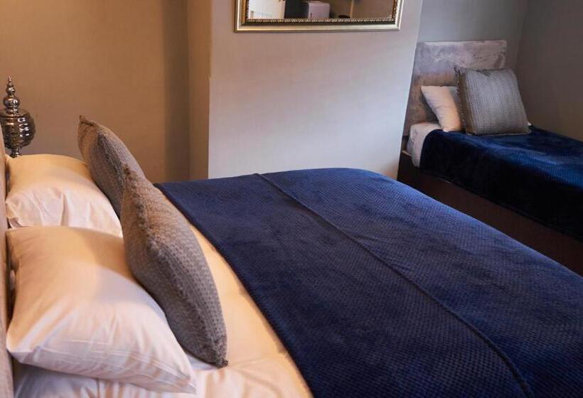 غرفة قياسية ثلاثية, The Coachmakers Arms