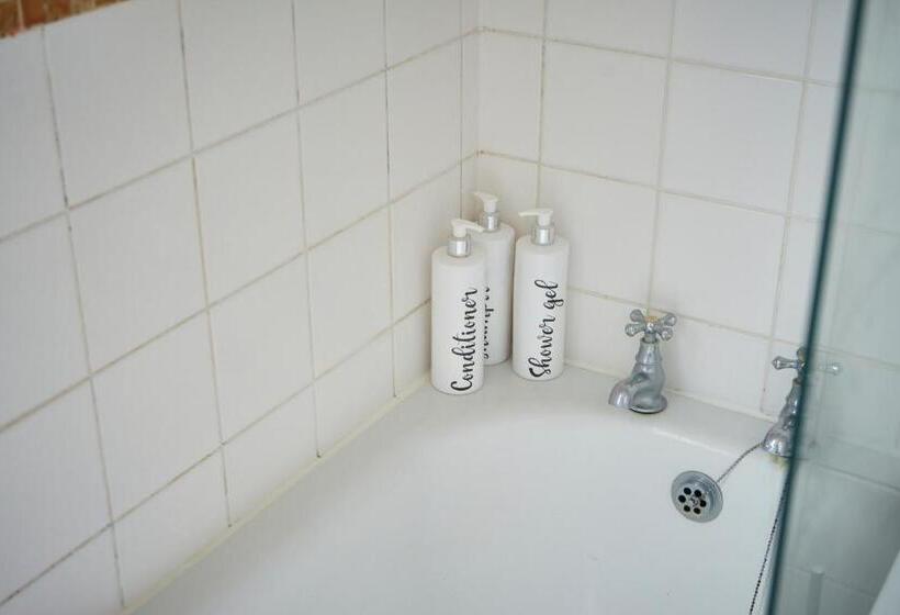 غرفة قياسية ثلاثية, The Coachmakers Arms