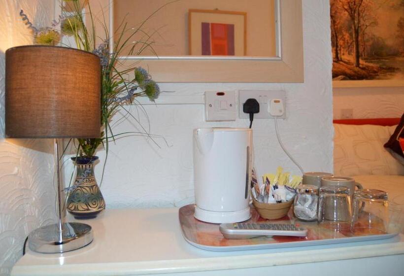 Номер Стандарт, Wilsons Hotel   Blackpool Tower View