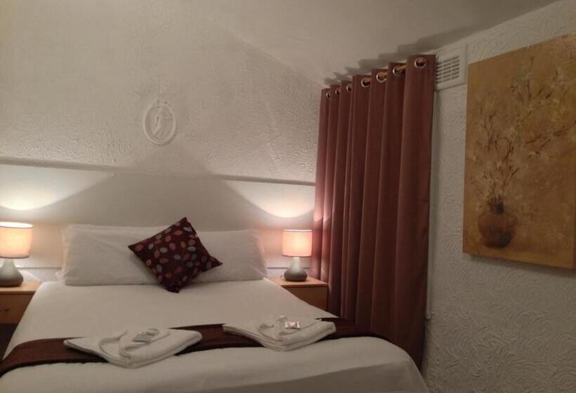 Номер Стандарт Трехместный, Wilsons Hotel   Blackpool Tower View