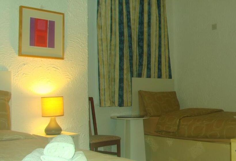 Номер Стандарт Трехместный, Wilsons Hotel   Blackpool Tower View