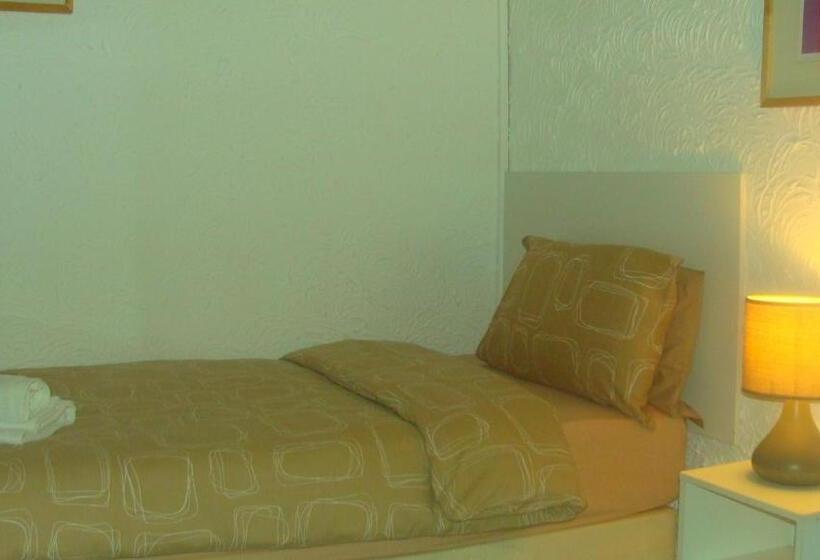 Номер Стандарт Трехместный, Wilsons Hotel   Blackpool Tower View