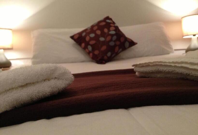 Номер Стандарт Трехместный, Wilsons Hotel   Blackpool Tower View