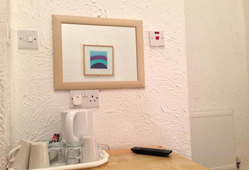 Четырехместный Номер Стандарт, Wilsons Hotel   Blackpool Tower View