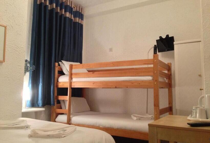 Четырехместный Номер Стандарт, Wilsons Hotel   Blackpool Tower View