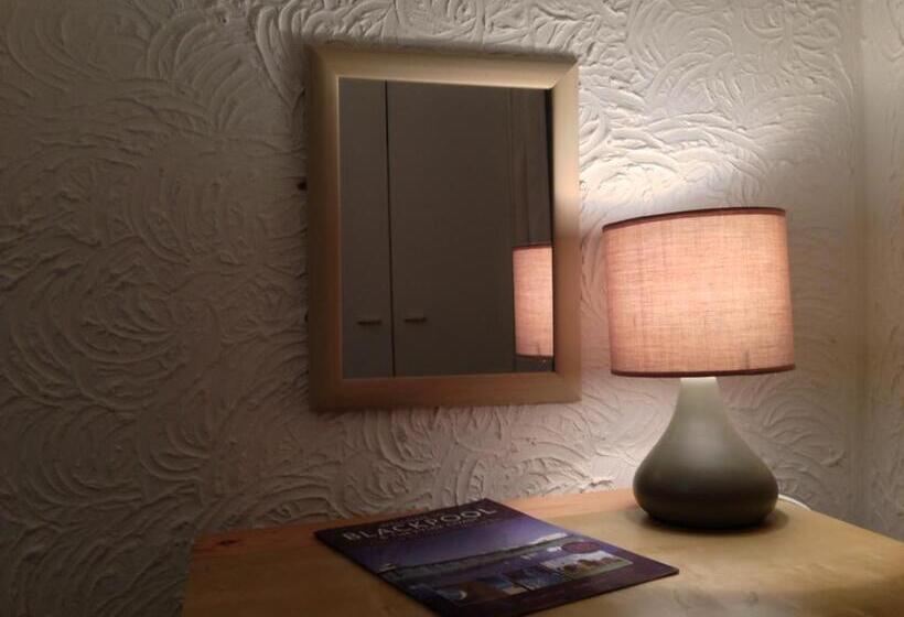 Номер Basic, Wilsons Hotel   Blackpool Tower View