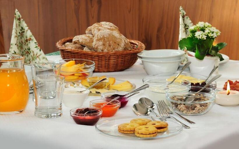 Трехместный Номер Стандарт с Видом, Wilsons Hotel   Blackpool Tower View