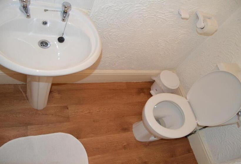 Трехместный Номер Стандарт с Видом, Wilsons Hotel   Blackpool Tower View