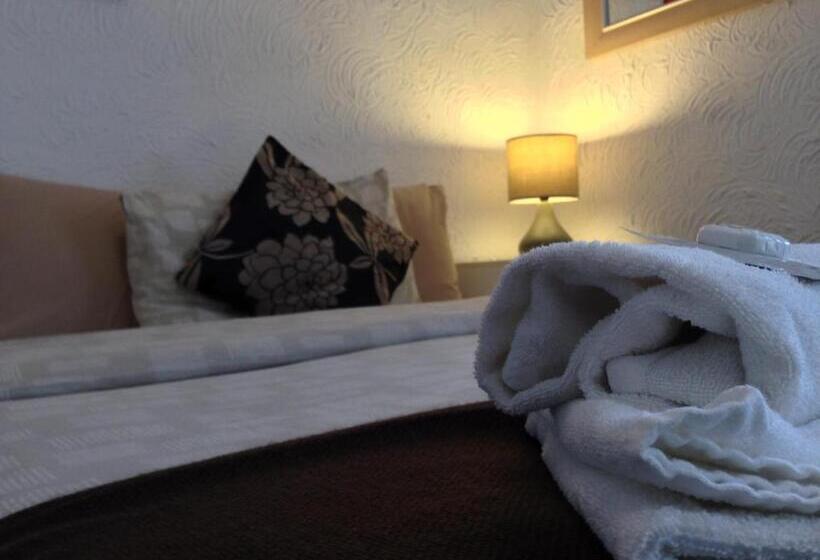 Номер Стандарт, Wilsons Hotel   Blackpool Tower View