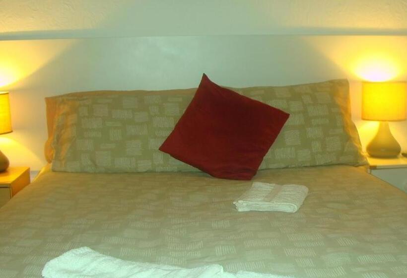 Номер Стандарт Трехместный, Wilsons Hotel   Blackpool Tower View