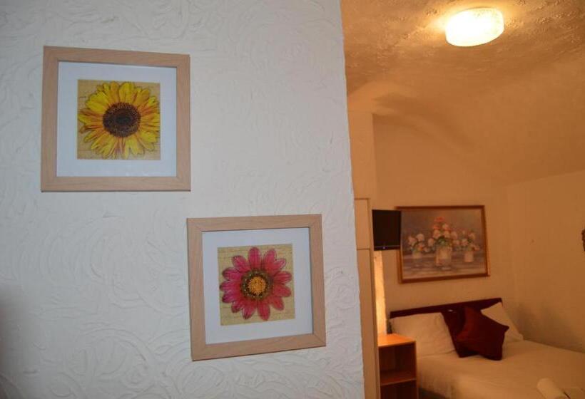 Трехместный Номер Стандарт с Видом, Wilsons Hotel   Blackpool Tower View